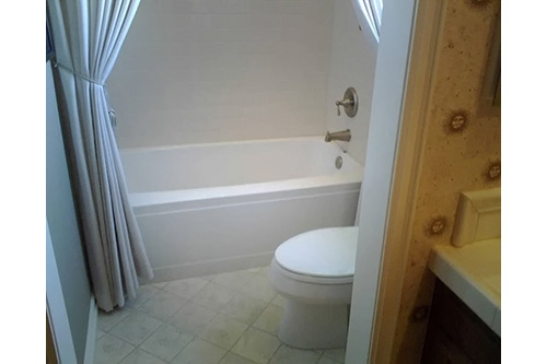 small bathroom with tub and toilet
